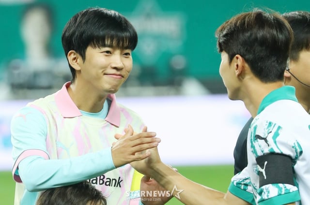 가수 임영웅이 12일 오후 대전 유성구 노은동 대전월드컵경기장에서 열린 '하나은행 자선축구대회 팀 히어로 VS 팀 기성용' 경기 시작 전 상대팀과 인사를 나누고 있다. 2024.10.12 /사진=김창현