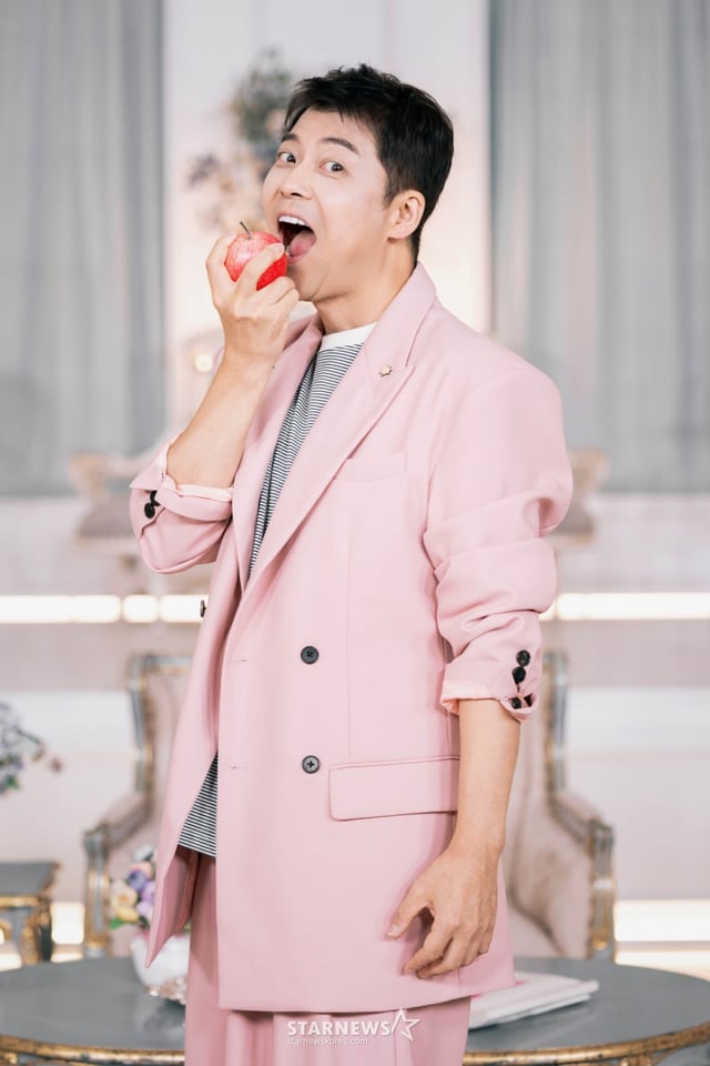 방송인 전현무가 31일 오전 온라인으로 진행된 SBS Plus·Kstar 예능 '리얼 연애실험실 독사과' 시즌2 제작발표회에 참석해 포즈를 취하고 있다. /사진제공=SBS Plus·Kstar 2025.10.31 /사진=이동훈 photoguy@