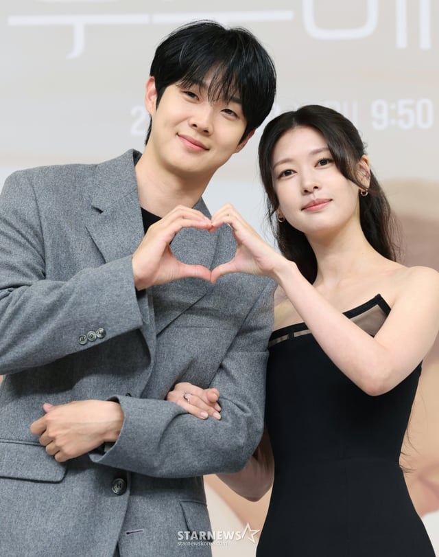 (서울=뉴스1) 권현진 기자 = 배우 최우식과 정소민(오른쪽)이 10일 서울 양천구 목동 SBS에서 열린?금토 드라마 ‘우주메리미’의 제작발표회에 참석해 포즈를 취하고 있다. ‘우주메리미’는 최고급 신혼집 경품을 차지하기 위해 90일간의 위장 결혼을 시작한 김우주(최우식 분)와 유메리(정소민 분)의 로맨스를 담은 드라마다. 2025.10.10/뉴스1 Copyright © 뉴스1. All rights reserved. 무단 전재 및 재배포, AI학습 이용 금지. /사진=(서울=뉴스1) 권현진 기자