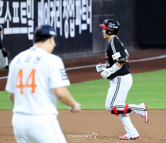 김서현(왼쪽)이 한국시리즈 4차전 9회초 박동원에게 홈런을 맞고 고개를 떨구고 있다. /사진=강영조 선임기자