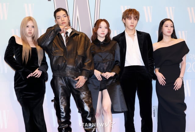 그룹 올데이프로젝트가 15일 서울 종로구 포시즌스 호텔에서 열린 제20회 유방암 인식 향상 캠페인 자선 행사 'LOVR YOUR' 포토월에 참석해 포즈를 취하고 있다. /2025.10.15 /사진=김휘선 hwijpg@