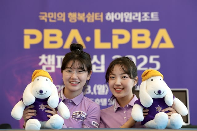 하이원리조트 PBA-LPBA 챔피언십 2025 포토콜에서 마스코트 인형을 들고 사진 촬영을 하고 있는 이미래(왼쪽)와 전지우. /사진=PBA 투어 제공