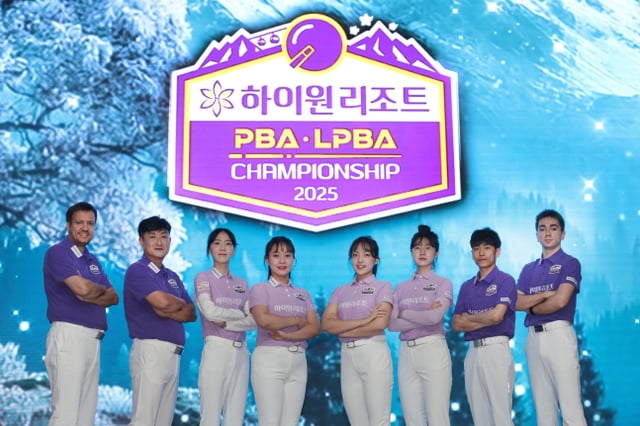 하이원리조트 선수들이 구단 개최 대회를 앞두고 포토콜에 나서고 있다. 왼쪽부터 륏피 체네트, 이충복, 김다희, 임경진, 전지우, 이미래, 임성균, 부라크 하샤시. /사진=PBA 투어 제공