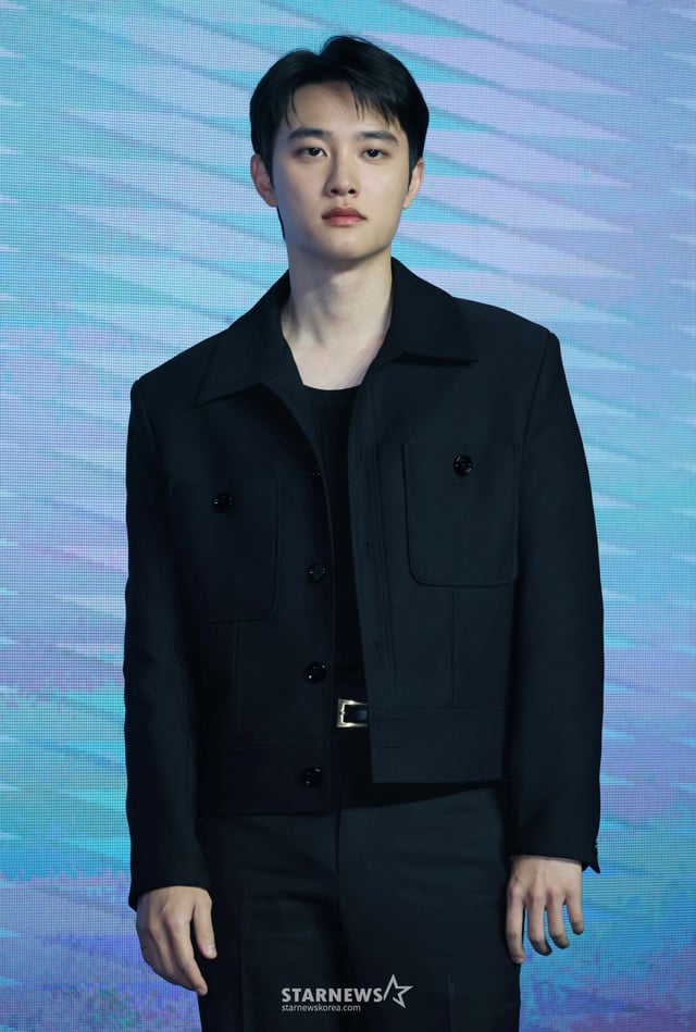 배우 도경수가 3일 오전 서울 여의도 콘래드호텔에서 진행된 디즈니+ 오리지널 시리즈 '조각도시' 제작발표회에 참석해 포즈를 취하고 있다.  '조각도시'는 평범한 삶을 살던 주인공은 어느 날 흉악한 범죄에 휘말려 감옥에 갇히고, 이 모든 상황이 한 인물로부터 계획됐다는 사실을 알게 되면서 그를 위한 복수를 시작하는 범죄 액션 시리즈로 오는 5일 공개된다. /2025.11.03 /사진=이동훈 photoguy@