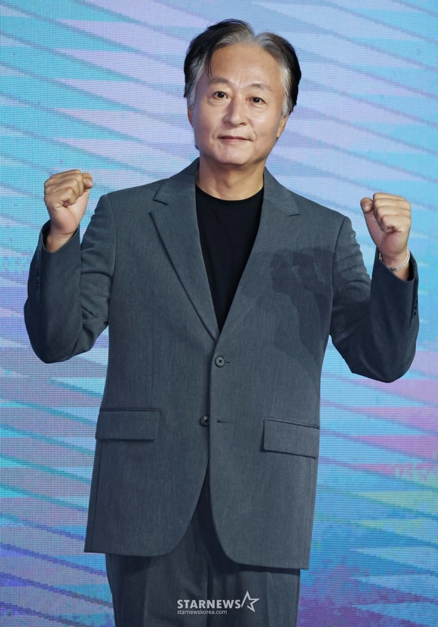 배우 김종수가 3일 오전 서울 여의도 콘래드호텔에서 진행된 디즈니+ 오리지널 시리즈 '조각도시' 제작발표회에 참석해 포즈를 취하고 있다. '조각도시'는 평범한 삶을 살던 주인공은 어느 날 흉악한 범죄에 휘말려 감옥에 갇히고, 이 모든 상황이 한 인물로부터 계획됐다는 사실을 알게 되면서 그를 위한 복수를 시작하는 범죄 액션 시리즈로 오는 5일 공개된다. /2025.11.03 /사진=이동훈 photoguy@