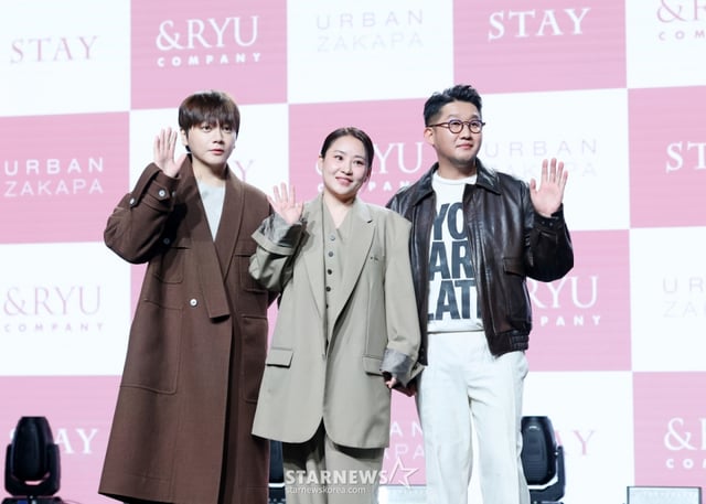 그룹 어반자카파가 3일 서울 강남구 일지아트홀에서 진행된 새 앨범 'STAY' 발매 기념 음감회에서 포즈를 취하고 있다. /2025.11.03 /사진=김휘선 hwijpg@