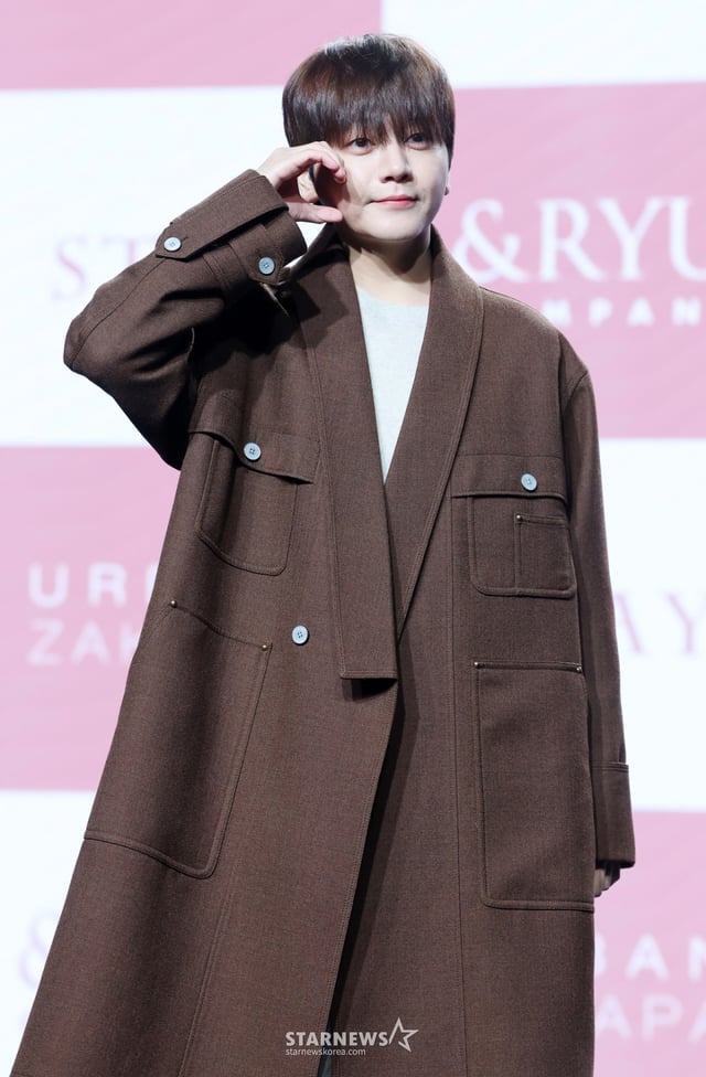 그룹 어반자카파 권순일이 3일 서울 강남구 일지아트홀에서 진행된 새 앨범 'STAY' 발매 기념 음감회에서 포즈를 취하고 있다. /2025.11.03 /사진=김휘선 hwijpg@