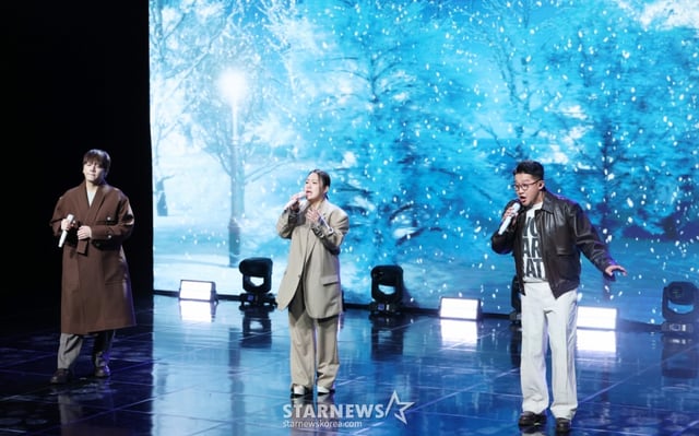 그룹 어반자카파가 3일 서울 강남구 일지아트홀에서 진행된 새 앨범 'STAY' 발매 기념 음감회에서 멋진 무대를 선보이고 있다. /2025.11.03 /사진=김휘선 hwijpg@