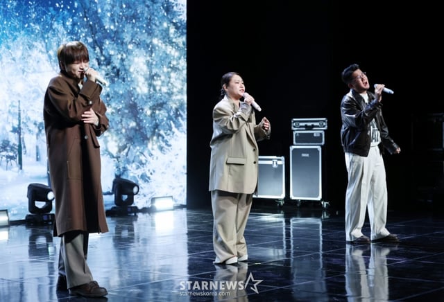 그룹 어반자카파가 3일 서울 강남구 일지아트홀에서 진행된 새 앨범 'STAY' 발매 기념 음감회에서 멋진 무대를 선보이고 있다. /2025.11.03 /사진=김휘선 hwijpg@