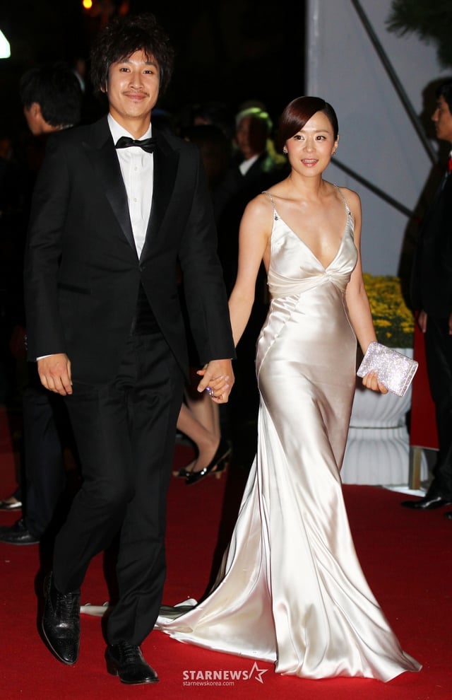 왼쪽부터 '쩨쩨한 로맨스' 주역 이선균, 최강희가 2010년 10월 7일 오후 부산 해운대 요트만 경기장서 열린 '제15회 부산국제영화제 개막식'의 레드카펫을 밟고 있다. /사진=스타뉴스