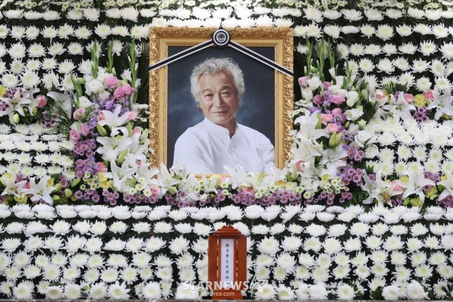 4일 오전 송파구 풍납동 서울아산병원 장례식장에 폐암으로 별세한 배우 신성일(81) 씨의 빈소가 마련돼있다. /사진=사진공동취재단