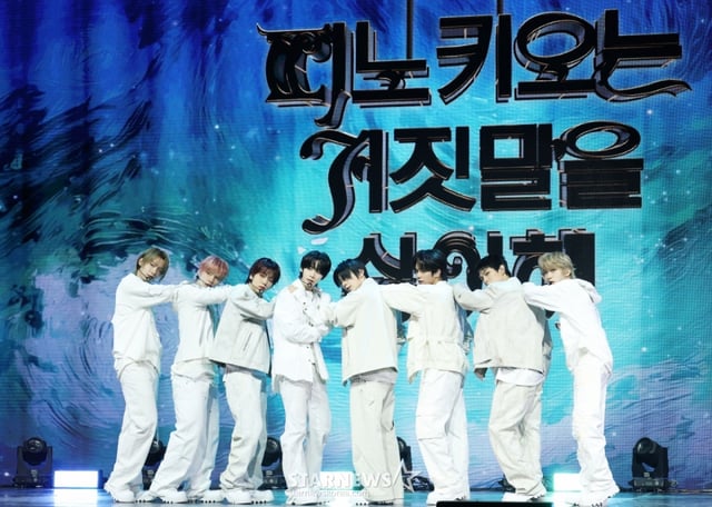 그룹 아홉(AHOF)이 4일 오후 서울 광진구 예스24라이브홀에서 진행된 두 번째 미니앨범 '더 패시지'(The Passage) 발매기념 쇼케이스에서 신곡을 선보이고 있다. /2025.11.04 /사진=이동훈 photoguy@