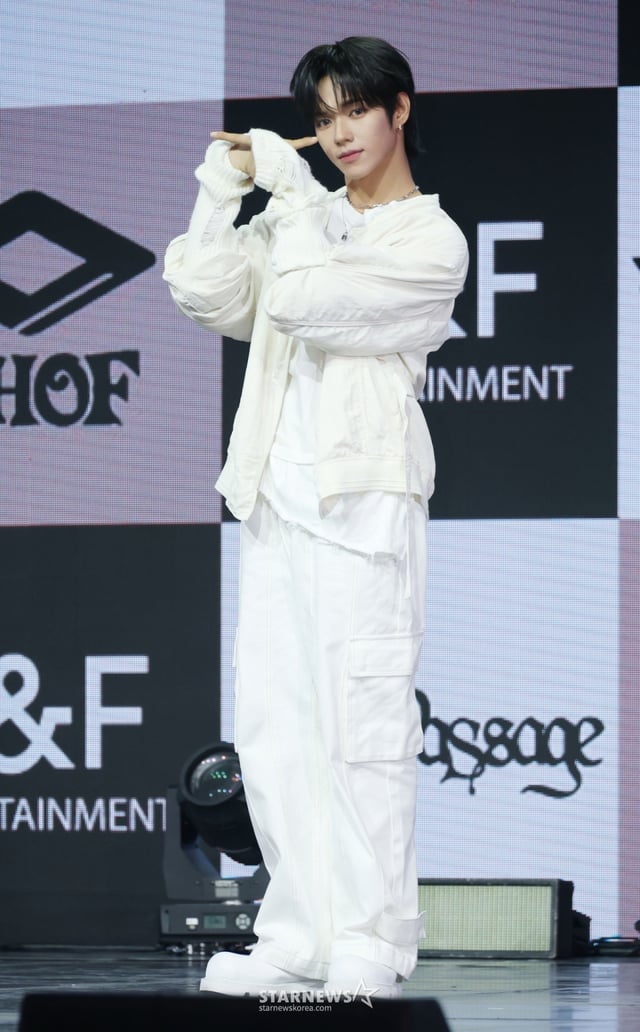 그룹 아홉(AHOF) 제이엘이 4일 오후 서울 광진구 예스24라이브홀에서 진행된 두 번째 미니앨범 '더 패시지'(The Passage) 발매기념 쇼케이스에서 포즈를 취하고 있다. /2025.11.04 /사진=이동훈 photoguy@