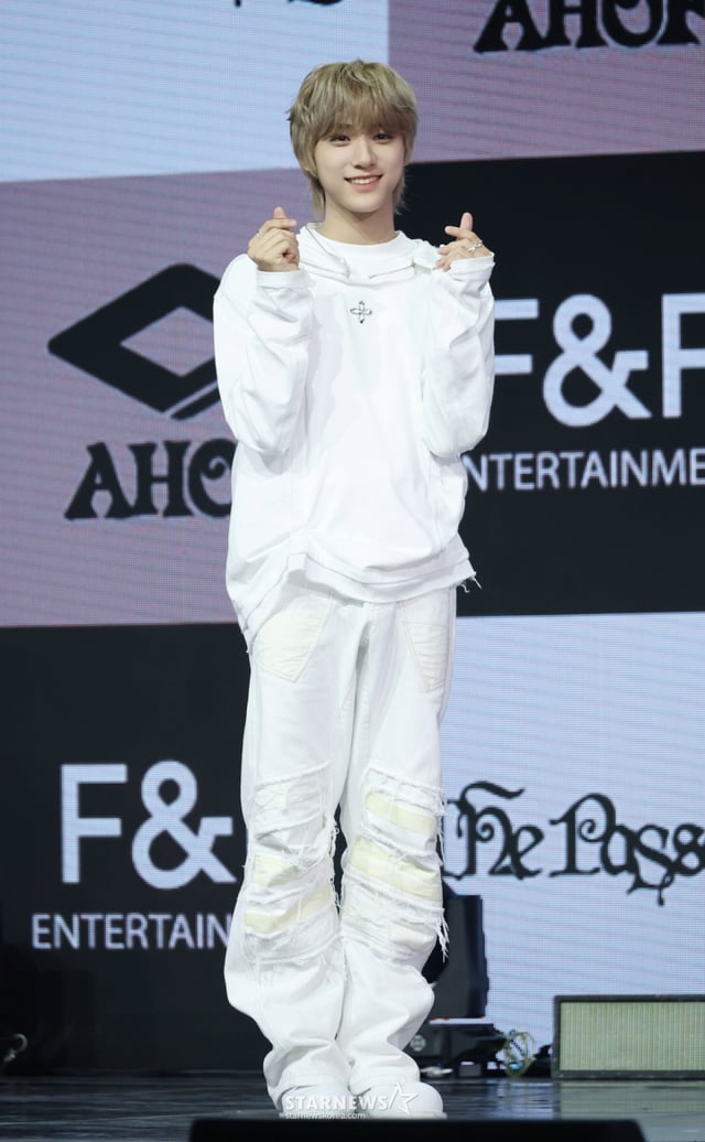그룹 아홉(AHOF) 다이스케가 4일 오후 서울 광진구 예스24라이브홀에서 진행된 두 번째 미니앨범 '더 패시지'(The Passage) 발매기념 쇼케이스에서 포즈를 취하고 있다. /2025.11.04 /사진=이동훈 photoguy@
