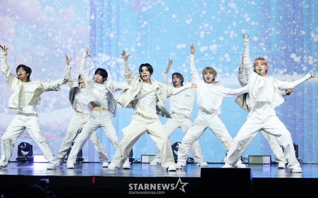 그룹 아홉(AHOF)이 4일 오후 서울 광진구 예스24라이브홀에서 진행된 두 번째 미니앨범 '더 패시지'(The Passage) 발매기념 쇼케이스에서 신곡을 선보이고 있다. /2025.11.04 /사진=이동훈 photoguy@