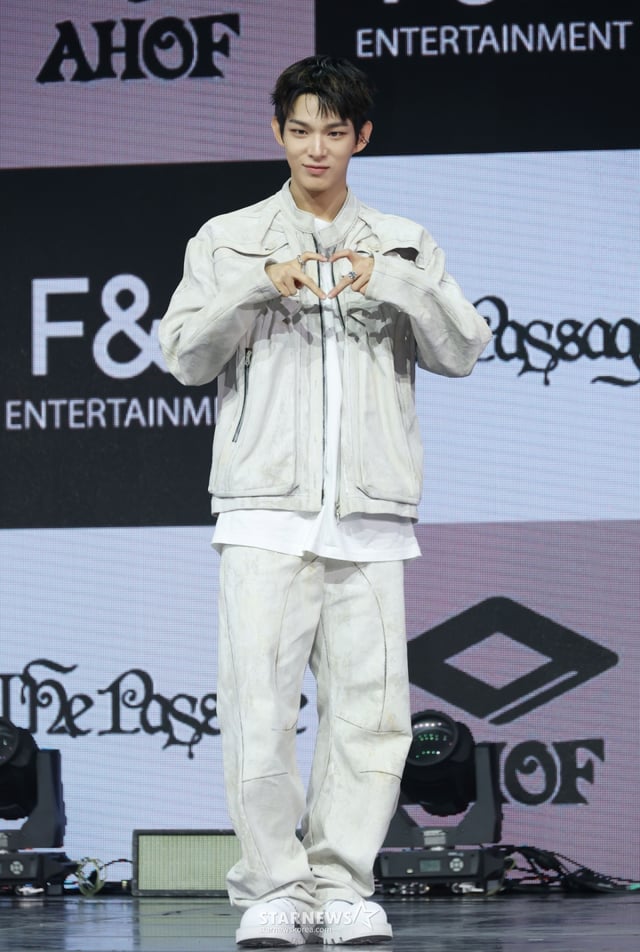 그룹 아홉(AHOF) 스티븐이 4일 오후 서울 광진구 예스24라이브홀에서 진행된 두 번째 미니앨범 '더 패시지'(The Passage) 발매기념 쇼케이스에서 포즈를 취하고 있다. /2025.11.04 /사진=이동훈 photoguy@
