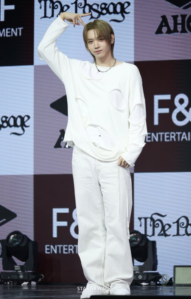 그룹 아홉(AHOF) 장슈아이보가 4일 오후 서울 광진구 예스24라이브홀에서 진행된 두 번째 미니앨범 '더 패시지'(The Passage) 발매기념 쇼케이스에서 포즈를 취하고 있다. /2025.11.04 /사진=이동훈 photoguy@