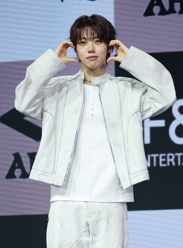 그룹 아홉(AHOF) 차웅기가 4일 오후 서울 광진구 예스24라이브홀에서 진행된 두 번째 미니앨범 '더 패시지'(The Passage) 발매기념 쇼케이스에서 포즈를 취하고 있다. /2025.11.04 /사진=이동훈 photoguy@