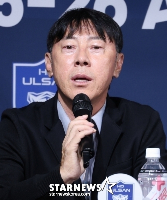   신태용 감독이 기자들의 질문에 답하고 있다. /사진=김진경 대기자