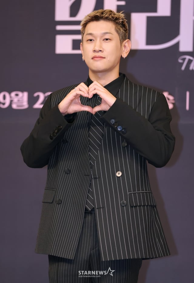 가수 크러쉬가 23일 오전 서울 양천구 목동 SBS에서 진행된 SBS 예능 '우리들의 발라드' 제작발표회에 참석해 포즈를 취하고 있다. 음악 전문가부터 일반 남녀노소까지 150명의 '탑백귀 대표단'이 대중픽 감별사로 나서 새로운 목소리를 찾는 집단 지성 음악 서바이벌 오디션 '우리들의 발라드'는 오늘(23일) 첫 방송된다. /2025.09.2 /사진=이동훈 photoguy@