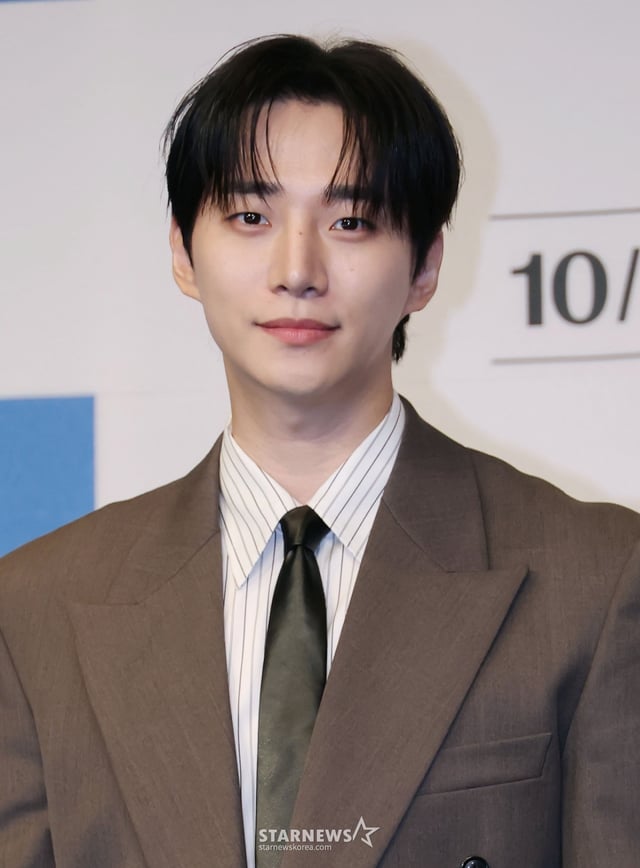 배우 이준호가 1일 오후 서울 구로구 더 링크 트리뷰트 포트폴리오 호텔에서 진행된  tvN 드라마 '태풍상사' 제작발표회에 참석해 포즈를 취하고 있다.  1997년 IMF. 직원도, 돈도, 팔 것도 없는 무역회사의 사장이 되어버린 초보 상사맨 ‘강태풍’의 고군분투 성장기 '태풍상사'는 오는 11일 첫 방송된다. /2025.10.01 /사진=이동훈 photoguy@