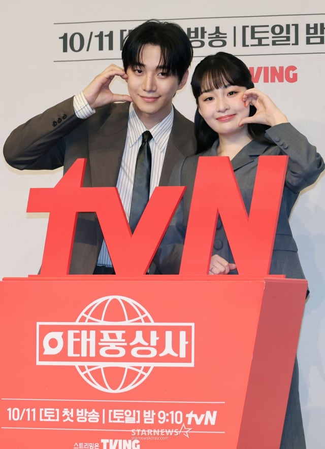 배우 이준호, 김민하가 1일 오후 서울 구로구 더 링크 트리뷰트 포트폴리오 호텔에서 진행된  tvN 드라마 '태풍상사' 제작발표회에 참석해 포즈를 취하고 있다.  1997년 IMF. 직원도, 돈도, 팔 것도 없는 무역회사의 사장이 되어버린 초보 상사맨 ‘강태풍’의 고군분투 성장기 '태풍상사'는 오는 11일 첫 방송된다. /2025.10.01 /사진=이동훈 photoguy@