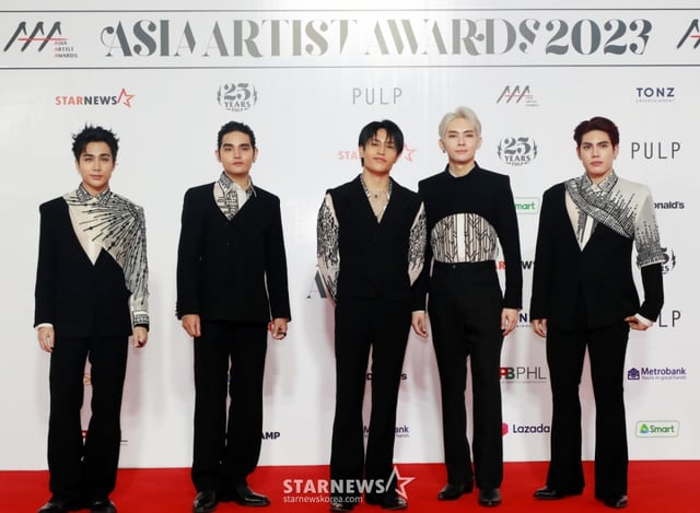 필리핀 그룹 SB19가 14일 필리핀 아레나에서 열린 '2023 아시아 아티스트 어워즈 인 필리핀'(2023 Asia Artist Awards IN THE PHILIPPINES, 이하 '2023 AAA') 레드카펫 행사에 참석해 포즈를 취하고 있다.  2023.12.14 /사진=이동훈