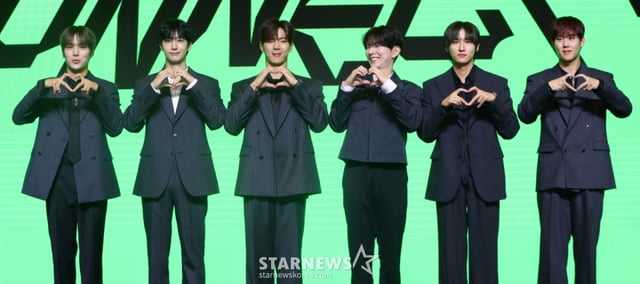[서울=뉴시스] 김혜진 기자 =  그룹 몬스타엑스(왼쪽부터 민혁, 형원, 셔누, 기현, 아이엠, 주헌)가 16일 오후 서울 영등포구 콘래드 호텔에서 열린 몬스타엑스 데뷔 10주년 기념 기자간담회에서 포즈를 취하고 있다. 2025.07.16. jini@newsis.com /사진=김혜진