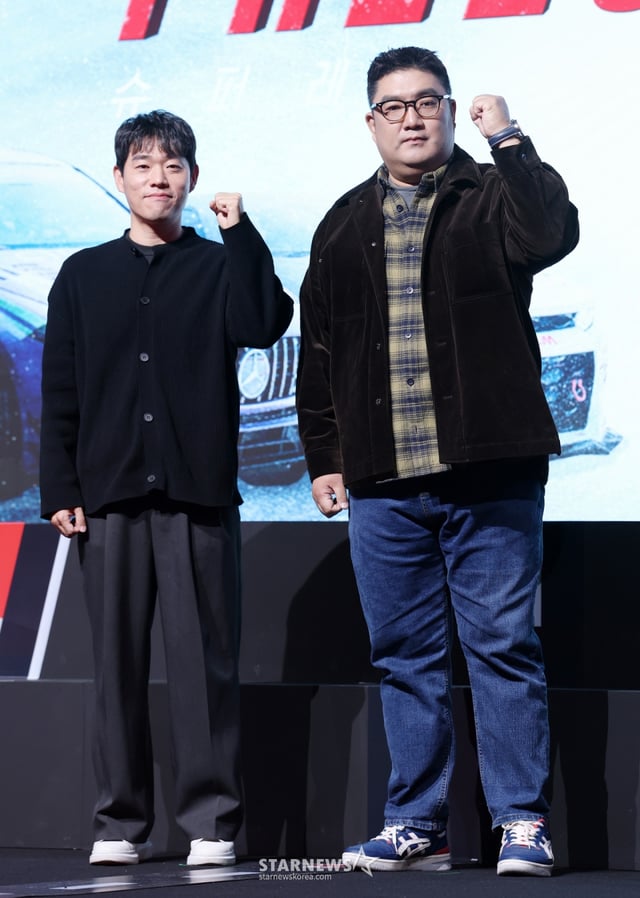 이우형 EP, 최영락 PD가 5일 서울 중구 웨스틴조선호텔에서 진행된 티빙 예능 '슈퍼레이스 프리스타일' 제작발표회에 참석해 포즈를 취하고 있다. /2025.11.05 /사진=김휘선 hwijpg@