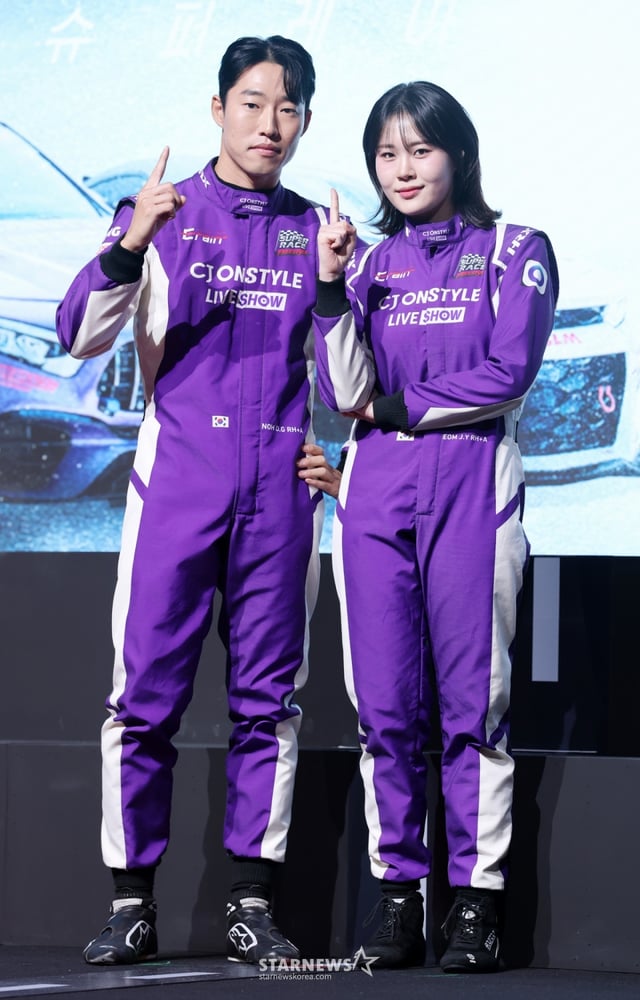 노동기 선수, 개그우먼 엄지윤이 5일 서울 중구 웨스틴조선호텔에서 진행된 티빙 예능 '슈퍼레이스 프리스타일' 제작발표회에 참석해 포즈를 취하고 있다. /2025.11.05 /사진=김휘선 hwijpg@