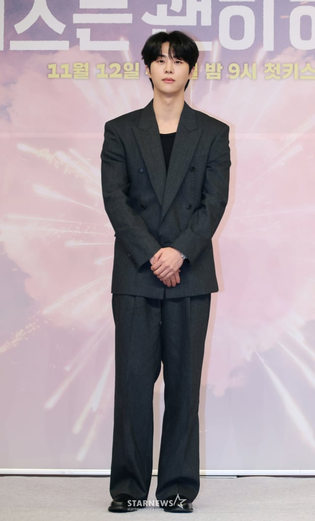 배우 김무준이 5일 오후 서울 양천구 목동 SBS에서 진행된 새 수목드라마 '키스는 괜히 해서!' 제작발표회에 참석해 포즈를 취하고 있다. 생계를 위해 애엄마로 위장취업한 싱글녀와 그녀를 사랑하게 된 팀장님의 속앓이 로맨스 '키스는 괜히 해서!'는 오는 12일 첫 방송된다. /2025.11.05 /사진=이동훈 photoguy@
