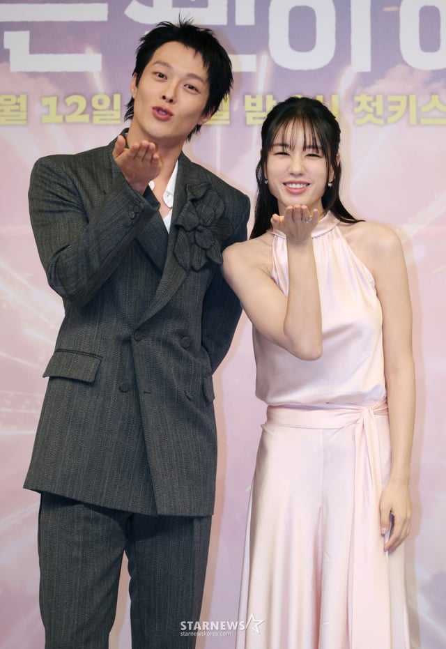 배우 장기용, 안은진이 5일 오후 서울 양천구 목동 SBS에서 진행된 새 수목드라마 '키스는 괜히 해서!' 제작발표회에 참석해 포즈를 취하고 있다. 생계를 위해 애엄마로 위장취업한 싱글녀와 그녀를 사랑하게 된 팀장님의 속앓이 로맨스 '키스는 괜히 해서!'는 오는 12일 첫 방송된다. /2025.11.05 /사진=이동훈 photoguy@