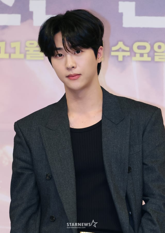 배우 김무준이 5일 오후 서울 양천구 목동 SBS에서 진행된 새 수목드라마 '키스는 괜히 해서!' 제작발표회에 참석해 포즈를 취하고 있다. 생계를 위해 애엄마로 위장취업한 싱글녀와 그녀를 사랑하게 된 팀장님의 속앓이 로맨스 '키스는 괜히 해서!'는 오는 12일 첫 방송된다. /2025.11.05 /사진=이동훈 photoguy@