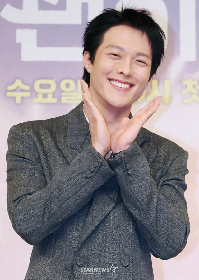 배우 장기용이 5일 오후 서울 양천구 목동 SBS에서 진행된 새 수목드라마 '키스는 괜히 해서!' 제작발표회에 참석해 포즈를 취하고 있다. 생계를 위해 애엄마로 위장취업한 싱글녀와 그녀를 사랑하게 된 팀장님의 속앓이 로맨스 '키스는 괜히 해서!'는 오는 12일 첫 방송된다. /2025.11.05 /사진=이동훈 photoguy@