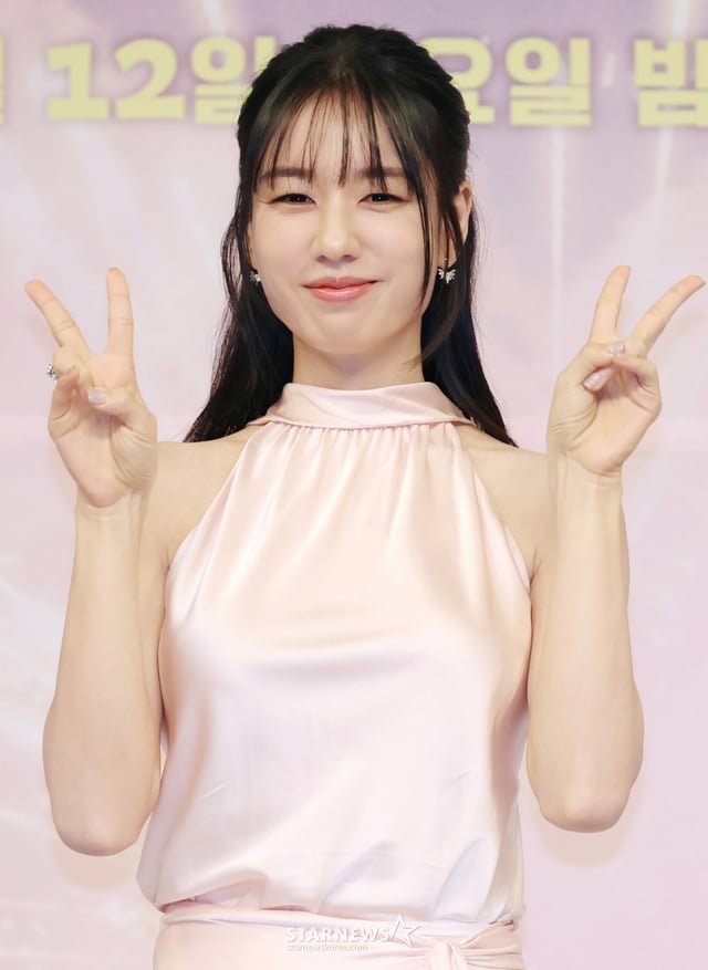 배우 안은진이 5일 오후 서울 양천구 목동 SBS에서 진행된 새 수목드라마 '키스는 괜히 해서!' 제작발표회에 참석해 포즈를 취하고 있다. 생계를 위해 애엄마로 위장취업한 싱글녀와 그녀를 사랑하게 된 팀장님의 속앓이 로맨스 '키스는 괜히 해서!'는 오는 12일 첫 방송된다. /2025.11.05 /사진=이동훈 photoguy@