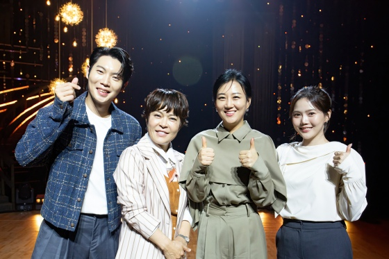 (왼쪽부터) 가수 손태진, 코미디언 조혜련, 가수 장윤정, 그룹 오마이걸 효정 /사진제공=MBN