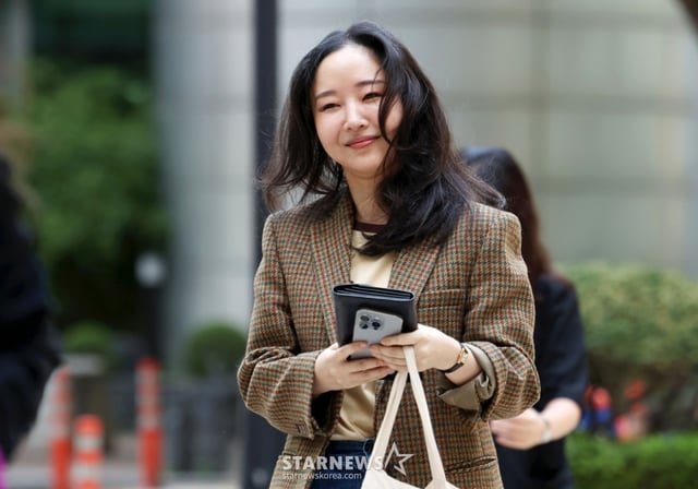 [서울=뉴시스] 홍효식 기자 = 민희진 전 어도어 대표가 11일 오후 서울 서초구 서울중앙지법에서 열린 하이브와의 주식 매매대금 청구 및 주주 간 계약 해지 확인 소송 관련 변론에 출석하고 있다. 2025.09.11. yesphoto@newsis.com /사진=홍효식