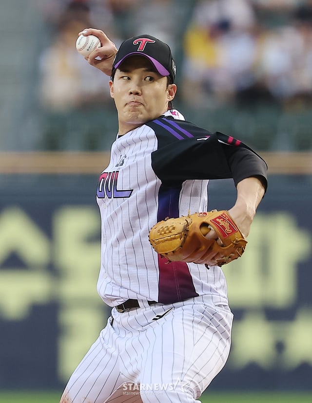 (서울=뉴스1) 김진환 기자 = 29일 오후 서울 송파구 잠실야구장에서 열린 프로야구 '2025 신한 SOL뱅크 KBO 리그' 키움 히어로즈와 LG 트윈스의 경기, 1회초 LG 선발 임찬규가 힘차게 공을 던지고 있다. 2025.8.29/뉴스1  Copyright © 뉴스1. All rights reserved. 무단 전재 및 재배포,  AI학습 이용 금지. /사진=(서울=뉴스1) 김진환 기자