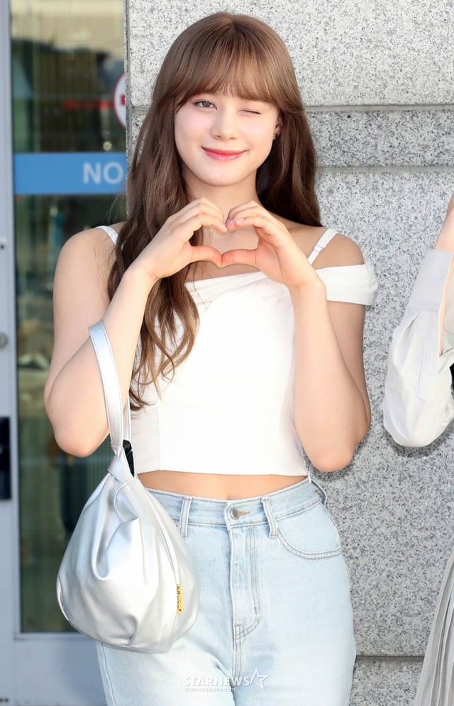 그룹 니쥬(NiziU) 니나가 일본 일정을 위해 8일 오전 인천국제공항을 통해 출국하고 있다. 2023.08.08 /사진=임성균