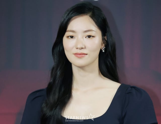 배우 전여빈이 10일 오후 서울 CGV용산아이파크몰에서 진행된 SBS금토드라마 '우리영화' 제작발표회에 참석해 포즈를 취하고 있다. 다음이 없는 영화 감독 ‘제하’와 오늘이 마지막인 배우 ‘다음’의 내일로 미룰 수 없는 사랑 이야기 '우리영화'는 오는 13일 첫 방송된다. /2025.06.10 /사진=이동훈 photoguy@