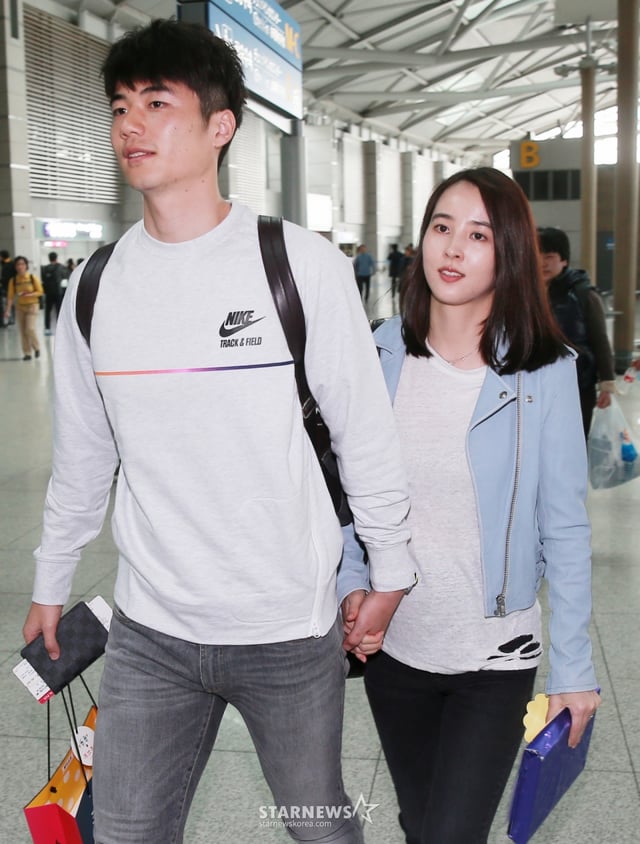 $ 스완지시티 AFC 기성용과 배우 한혜진 부부가 1일 오전 인천국제공항을 통해 런던으로 출국하고 있다. /사진=김창현 기자 chmt@