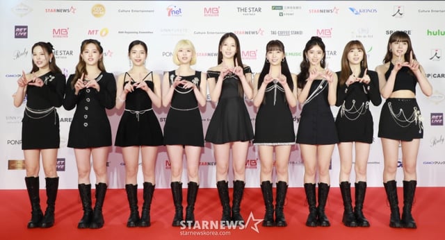 걸그룹 니쥬가 2022년 12월 13일 오후 일본 나고야에서 열린 '2022 Asia Artist Awards IN JAPAN'(2022 아시아 아티스트 어워즈, 2022 AAA) 레드카펫 행사에 참석해 포즈를 취하고 있다.  /사진=스타뉴스 