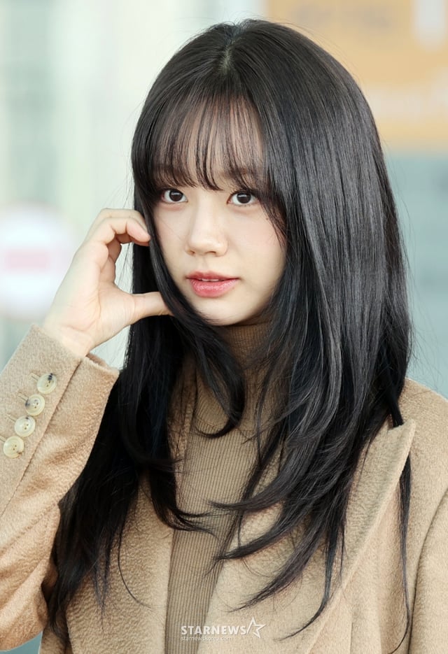가수 겸 배우 혜리가 해외 일정 차 5일 오후 인천국제공항을 통해 출국하고 있다. 2025.11.05 /사진=임성균 tjdrbs23@