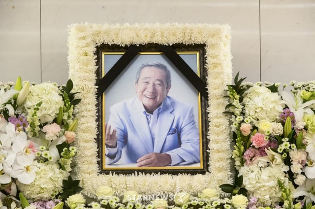 지난 7일 숙환으로 별세한 배우 故 송재호(향년 83세)의 빈소가 8일 오후 서울 강남구 일원동 서울삼성병원 장례식장에 마련됐다.고인은 1937년 평안남도 평양 태생으로 동아대학교 국어국문학과를 졸업하고 1959년 KBS 부산방송총국 성우로 데뷔했다. 이후 영화 ‘영자의 전성시대’ ‘꼬방동네 사람들’ ‘그 해 겨울은 따뜻했네’ ‘살인의 추억’ ‘그때 그 사람들’ ‘화려한 휴가’ ‘그대를 사랑합니다’ 등의 작품으로 대중에게 각인됐다. 국제사격연맹 심판 자격을 지닌 고인은 1988년 서울올림픽에 클레이 부문 심판으로도 참여, 대한사격연맹 이사로도 활동했다. 발인은 10일. /사진공동취재단