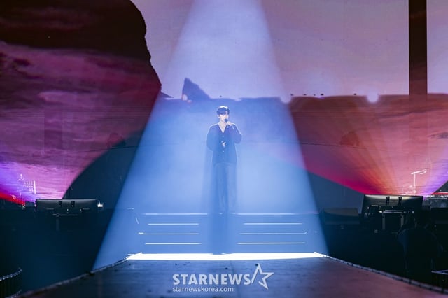 가수 임영웅이 10일 서울 고척스카이돔에서 열린 전국투어 콘서트 '아임 히어로(IM HERO) 앙코르 서울'에서 멋진 무대를 선보이고 있다. 임영웅은 첫 단독 전국 투어 콘서트로 총 17만명의 팬들을 모았고, 대중 가수에게 꿈의 무대로 불리는 고척돔에 당당히 입성했다. 트로트 가수로는 최초라는 점에서 더욱 뜻깊고 유의미한 성과다. 이에 임영웅 역시 "고척 지붕을 날려버리자"며 들뜬 마음을 감추지 못했다. 이날 공연은 약 1만 8000명의 관객이 찾았고, 오는 11일 열리는 둘째날 공연까지 합하면 약 3만 6000명이 동원돼 임영웅의 어마어마한 인기를 실감케 했다. 한편 임영웅은 오는 13일 일본 나고야 니혼가이시홀에서 열리는 '2022 Asia Artist Awards IN JAPAN'에 참석한다. / 사진제공 = 물고기컴퍼니