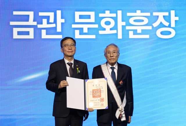 김영수(왼쪽) 문화체육관광부 제1차관이 7일 열린 '2025 문화예술발전 유공 시상식'에서 황석영 작가에게 금관 문화훈장을 전수한 뒤 기념촬영을 하고 있다. /사진=문체부