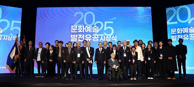 김영수 문화체육관광부 제1차관과 수훈·수상자들이 기념촬영을 하고 있다. /사진=문체부
