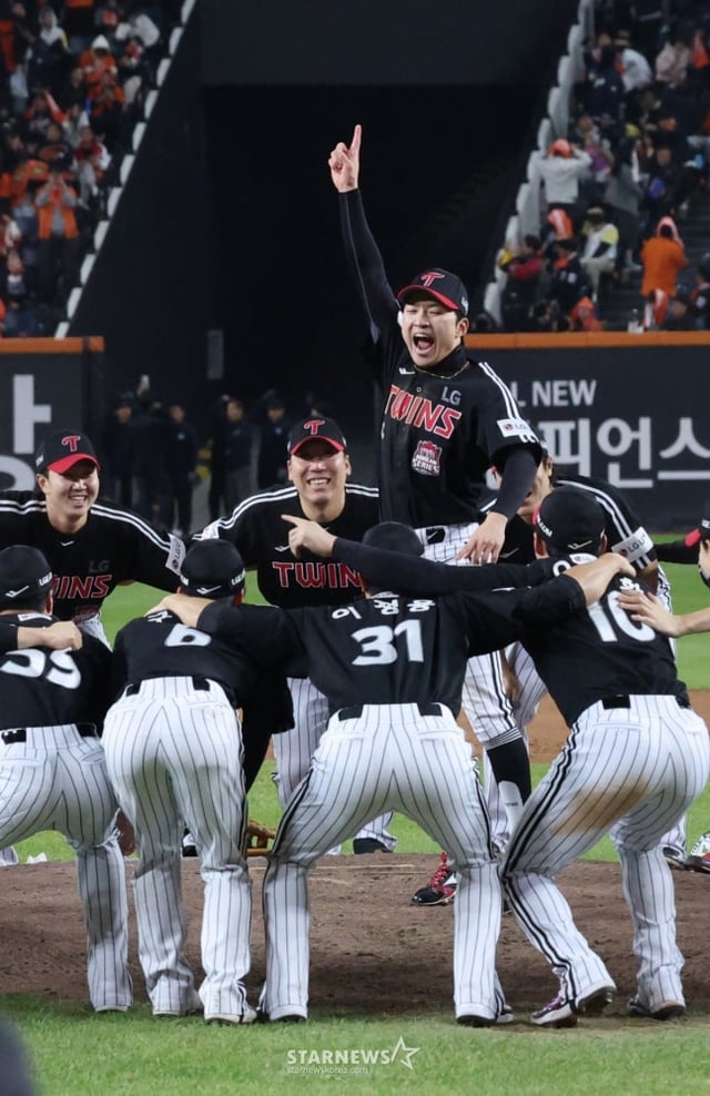 2025 KBO리그 한국시리즈 5차전 한화 이글스 대 LG 트윈스전이 31일 대전 한화생명 볼파크에서 열렸다. LG 선수들이 우승을 확정한 후 마운드에 모여 우승의 기쁨을 나누고 있다.