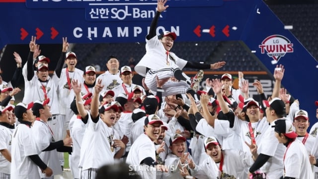 2025 KBO리그 한국시리즈 5차전 한화 이글스 대 LG 트윈스전이 지난달 31일 대전 한화생명 볼파크에서 열렸다. 우승을 차지한 LG 선수단이 주장 박해민을 헹가래치고 있다. /사진=김진경 대기자