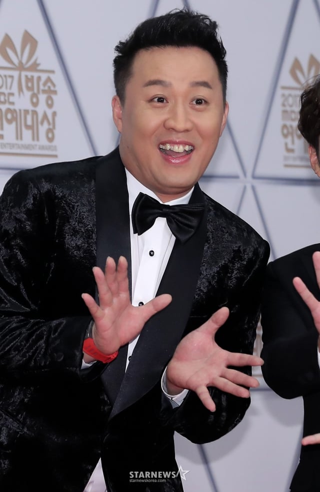 개그맨 정준하가 29일 오후 서울 마포구 상암동 MBC 미디어센터에서 열린 '2017 MBC 연예대상' 레드카펫 행사에 참석해 포즈를 취하고 있다. /사진=김창현 기자 chmt@